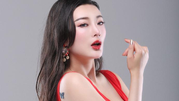 王李丹妮一袭红色吊带裙，丰腴身材尽显，雪白肌肤+妩媚风韵尤为动人