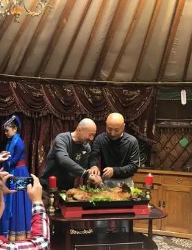 有一次，陈佩斯去内蒙古演出，刚下了飞机，就接到了腾格尔的电话：“老哥，来我家喝酒