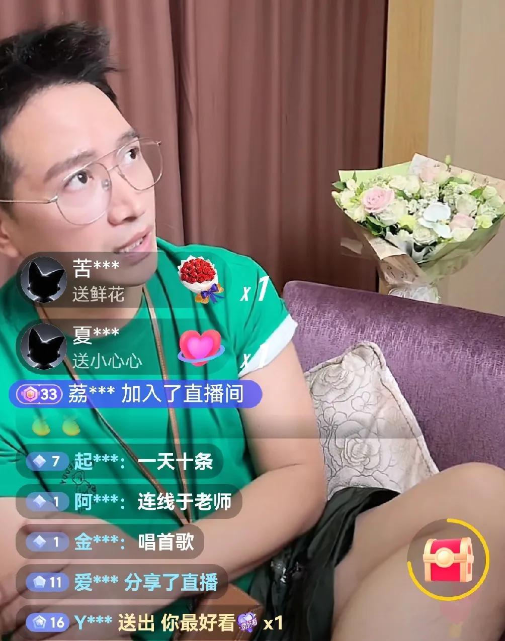 何晟铭是真的很不讨喜呢！
他直播的时候，他的脚一直翘在沙发上，因为他穿的是宽松的