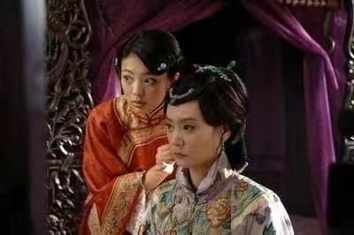 婆婆卧病在床，大儿媳把沾过牛粪的肉蒸给婆婆吃，二儿媳把在尿中泡过的鸡炖给婆婆吃，