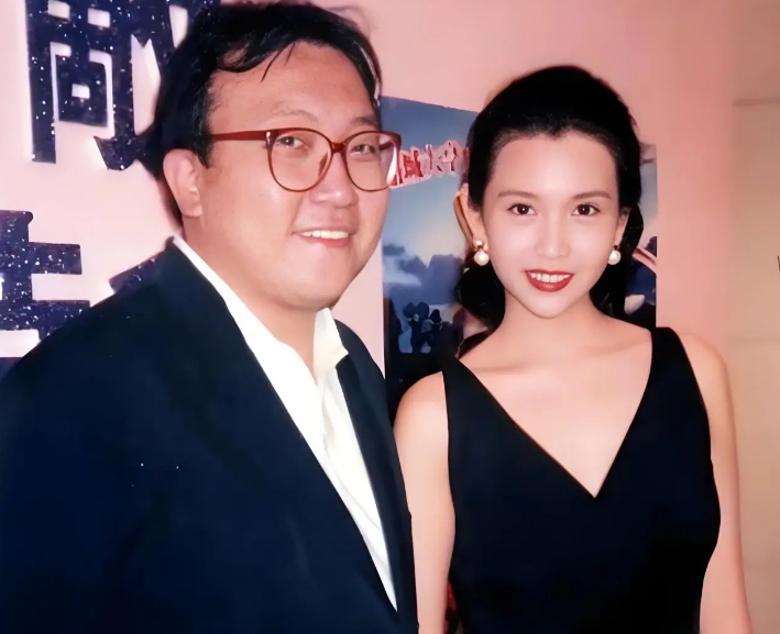 1997年邱淑贞和王晶分手后，转身嫁给了身家百亿的沈嘉伟。结果结婚当天，沈嘉伟正