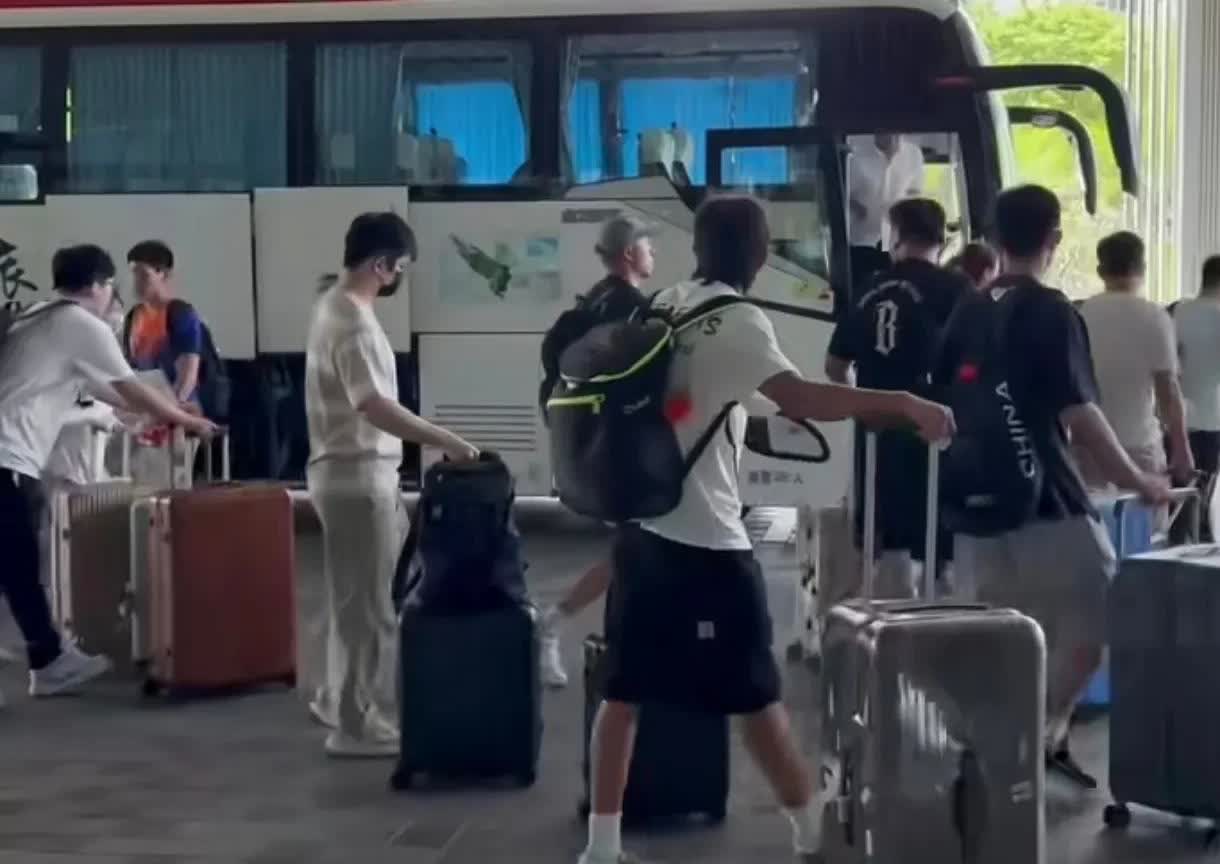 赵子豪的穿搭，樊振东肯定不会学！
上海队一起现身厦门，赵子豪身穿灰色鞋子，短裤