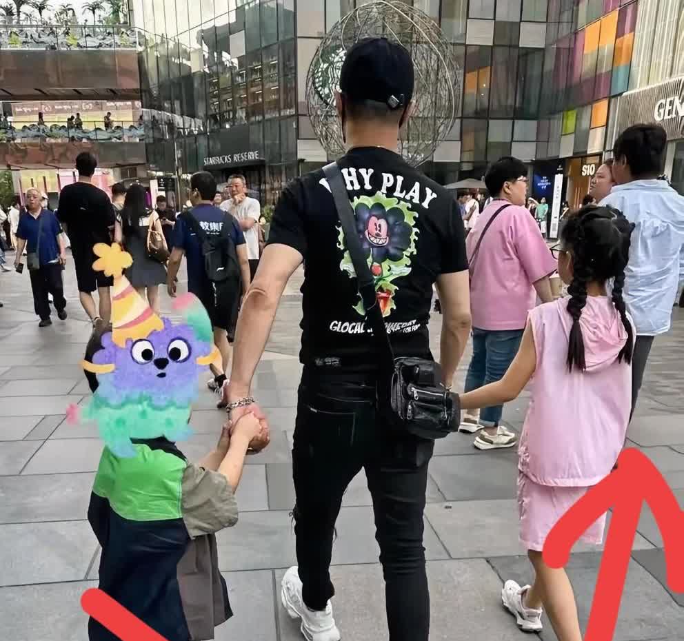 森林北不愧是人间清醒！
她深知论颜值自己不如章子怡，论温柔也比不上马筱梅，所以