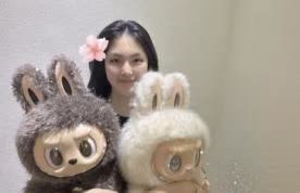 别人家小孩在抢盲盒，王诗龄直接去英国的泡泡玛特公司选库存。
看到李湘带着王诗龄