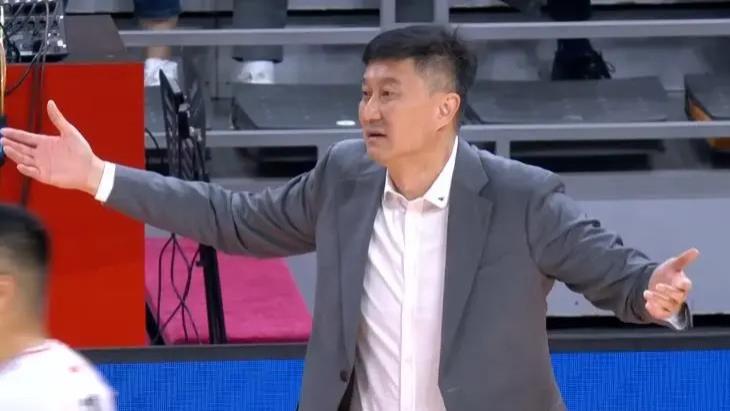 广东主场首败杜锋回应，约克绝杀踩线成最大争议：胡明轩还需加油啊！