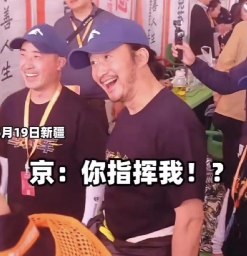 感觉吴京讲话句句带刺，他在参加活动时，粉丝想让他比一个“耶”的手势，本身这就是再