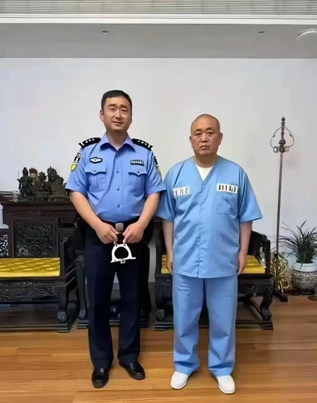 释永信的“帝王伞”凉了！昔日龙袍加身排场大，今朝眼神涣散风光丧？
当年释永信出门