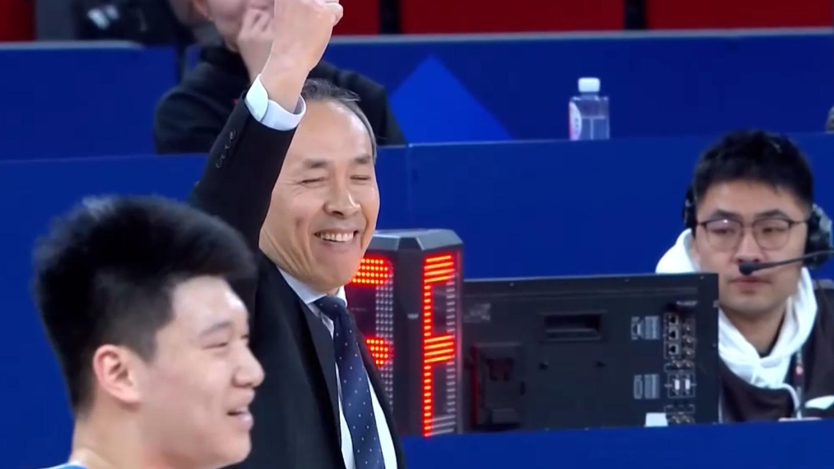 惨败上海19分！北京揪最大战犯，空篮不进忙活半天只抢1板，软如面条