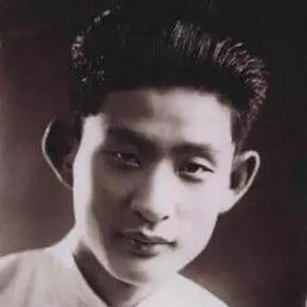 1937年，南开大学校长张伯苓的儿子，驾机血洒长空。张伯苓收到噩耗，又哭又笑，拍