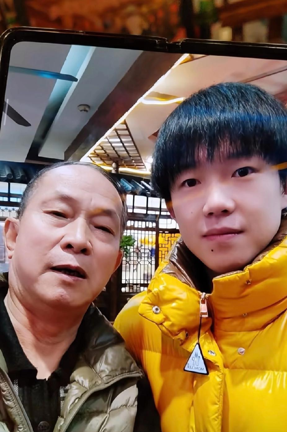 暖心同框！王楚钦与长辈合照尽显亲和力
刷到这张王楚钦的旧照太暖了！黄色羽绒服很亮