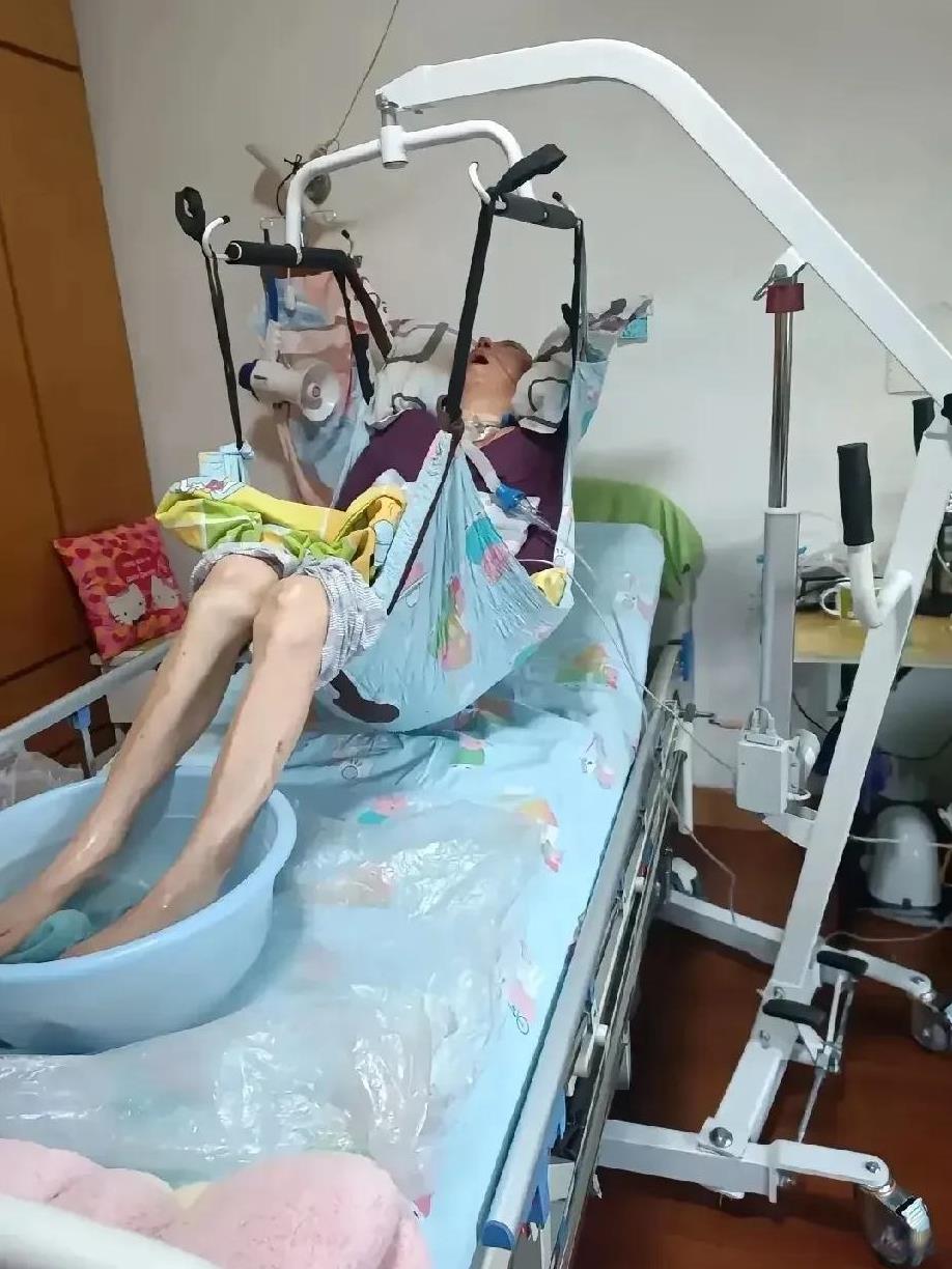 这张照片让人看了真扎心，老人这样活着真是生不如死。
如此活着，真的是太没有生活质