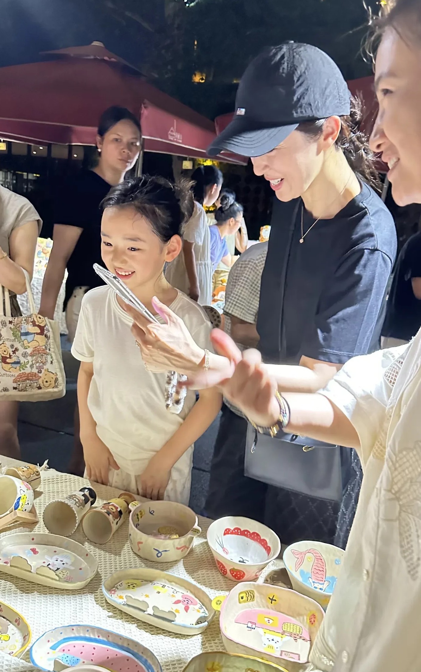 网友分享：董璇和小酒窝来我的摊位买东西了，小酒窝对我家的碗很感兴趣！

太幸