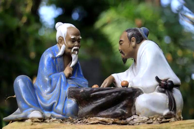 随着时间的推移，李明开始注意到身边的人们对出轨的多样态度和反应。他的朋友小张在经