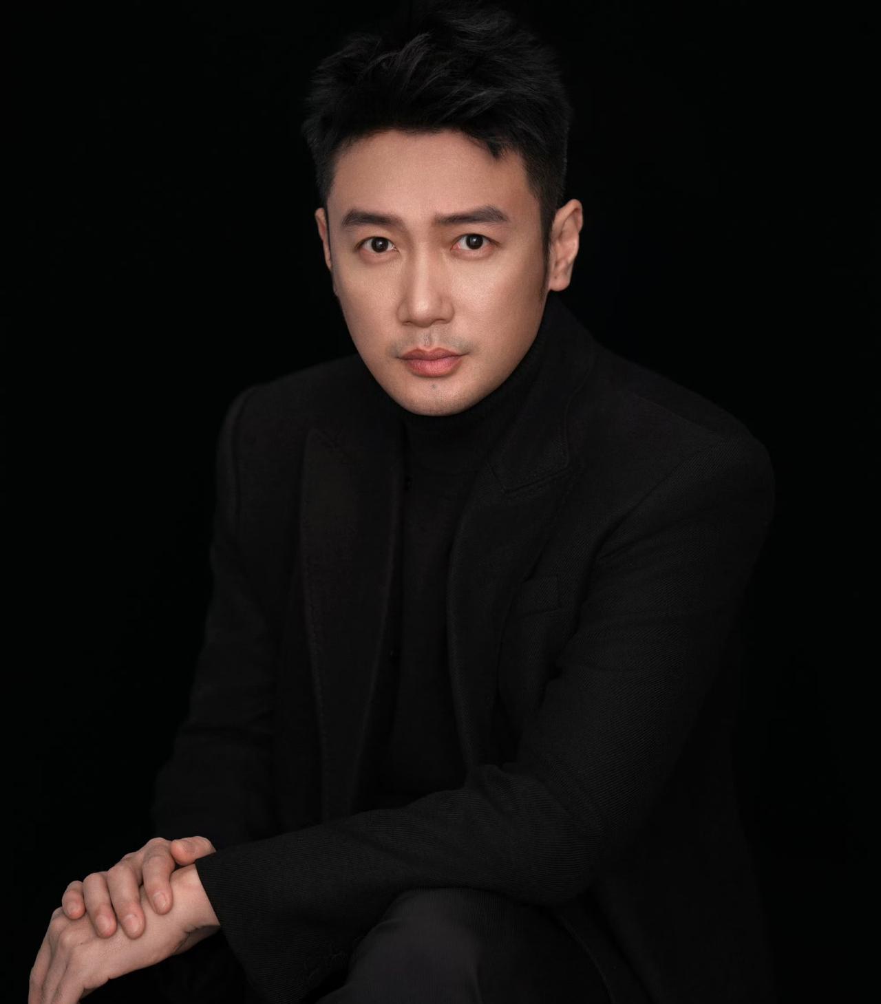 继续追剧《沉默的荣耀》。
刚播完的电视剧《灼灼韶华》中，青年演员巩峥饰演韶华的哥