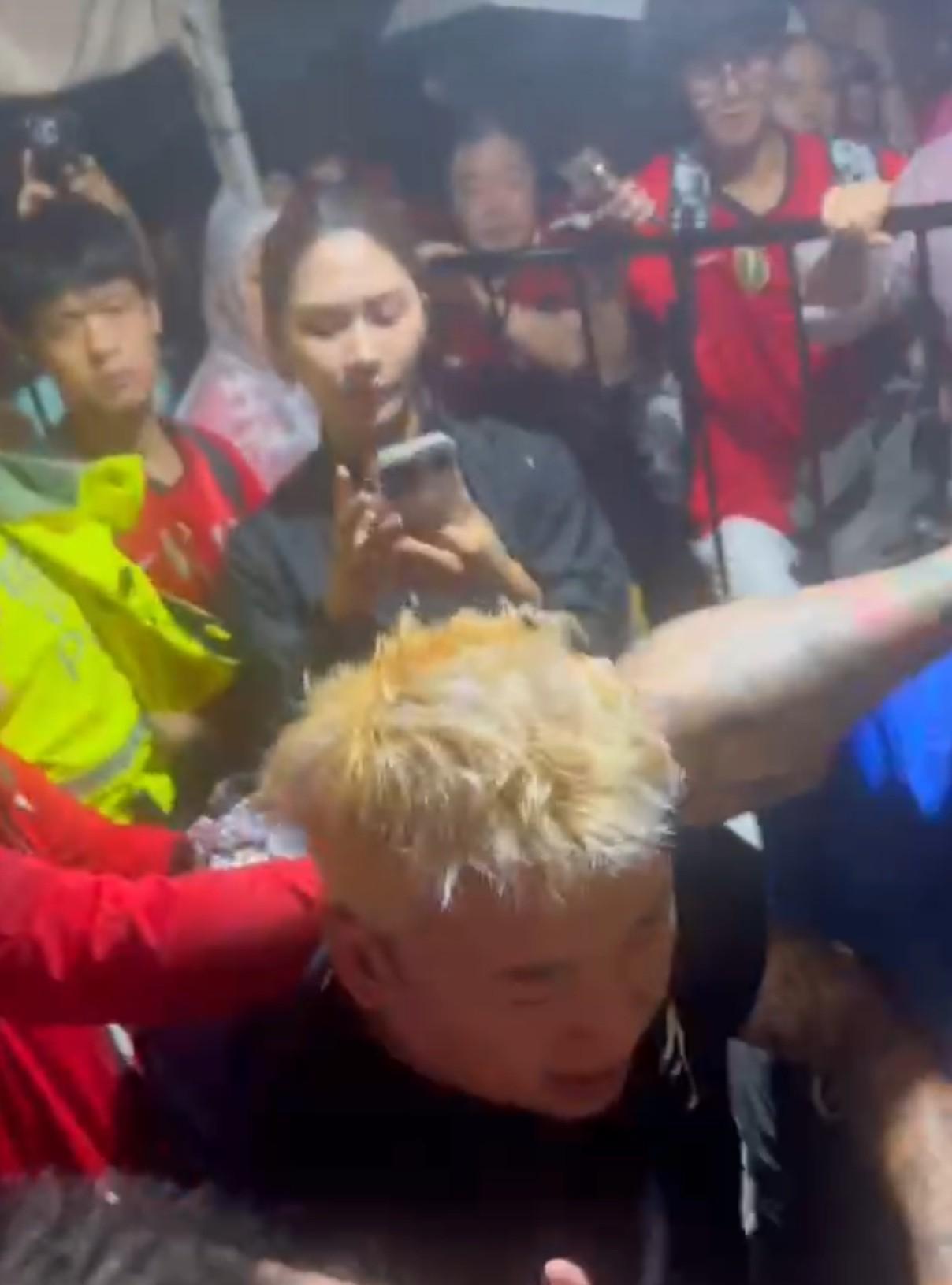 【德比赛后申花球迷遭围殴】
据现场球迷消息，在德比赛后的浦东足球场外发生了不和谐