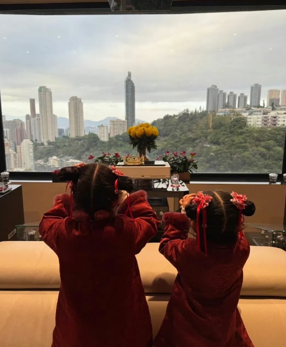 方媛在社交平台发文，她说：开开心心～过大年，郭富城看到后，转发并留言：團團圓圓，