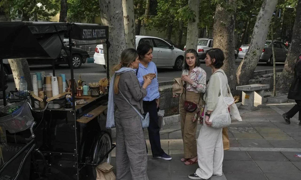 【最新消息：伊朗专门为军队支付养老金的银行遭到网络攻击】
德黑兰时间2025年6
