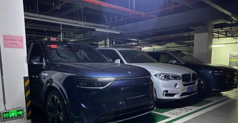 酒店地库偶遇问界M8，目测是内部培训，看着确实比大哥M9好看点，尤其是这轮毂，够
