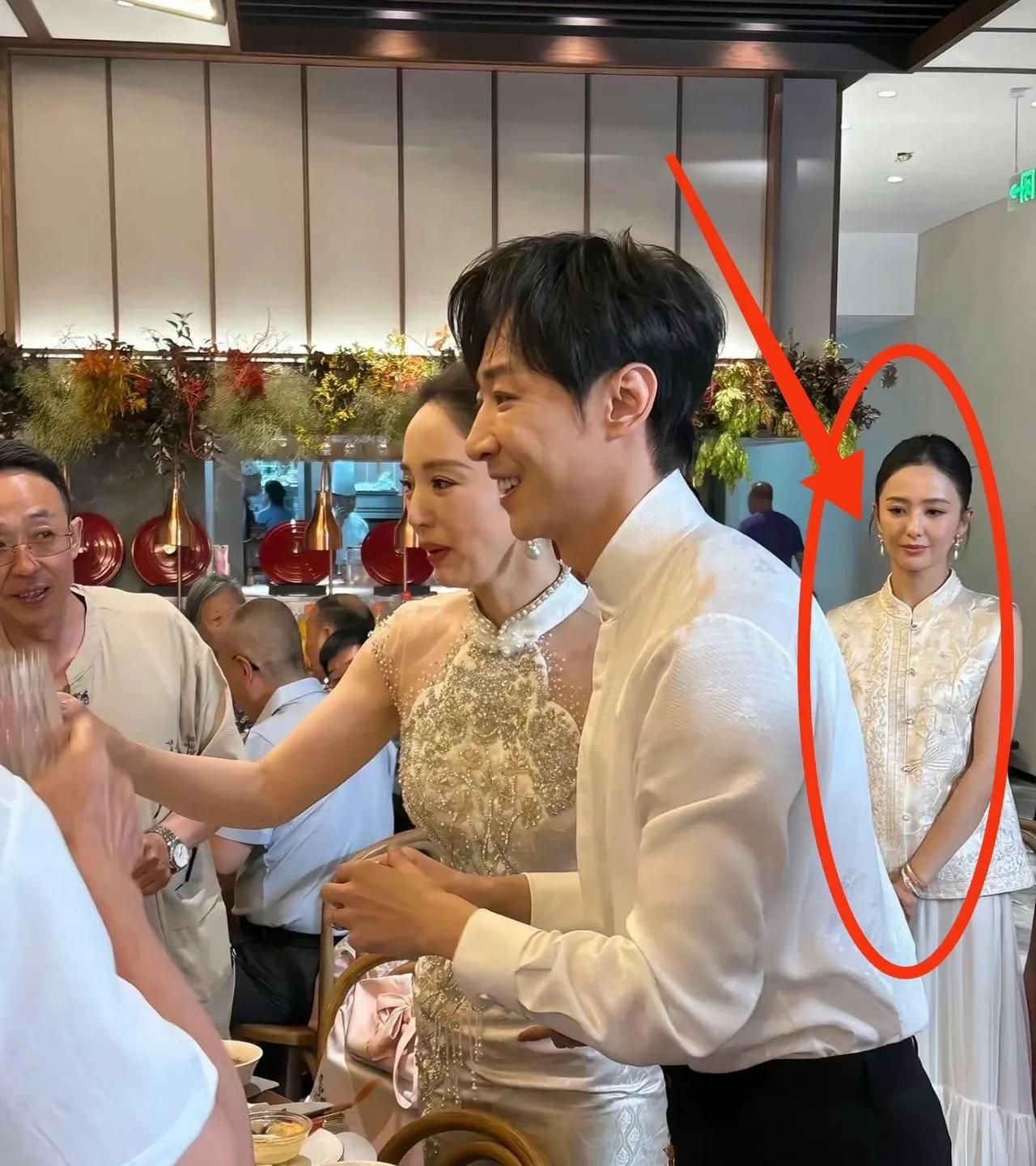 现在最无奈的人
应该就是佟丽娅了，
她可能都没预料到，自己只是去当了一下好朋友董