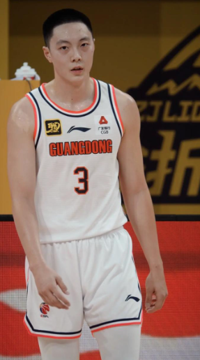 众所周知，胡明轩最近的世预赛发挥不尽如人意，连续对战韩国竟然没有一次运动战得分，