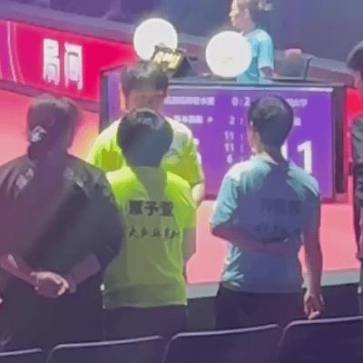 孙颖莎场外指导蒯曼，苦战五局赢张本美和！
今天深大与成都队的比赛中，蒯曼与张本美