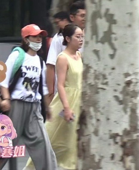 赵丽颖牵着孩子的照片被扒了出来
但是你们发现了吗？
她居然
穿着私服还那么漂亮
