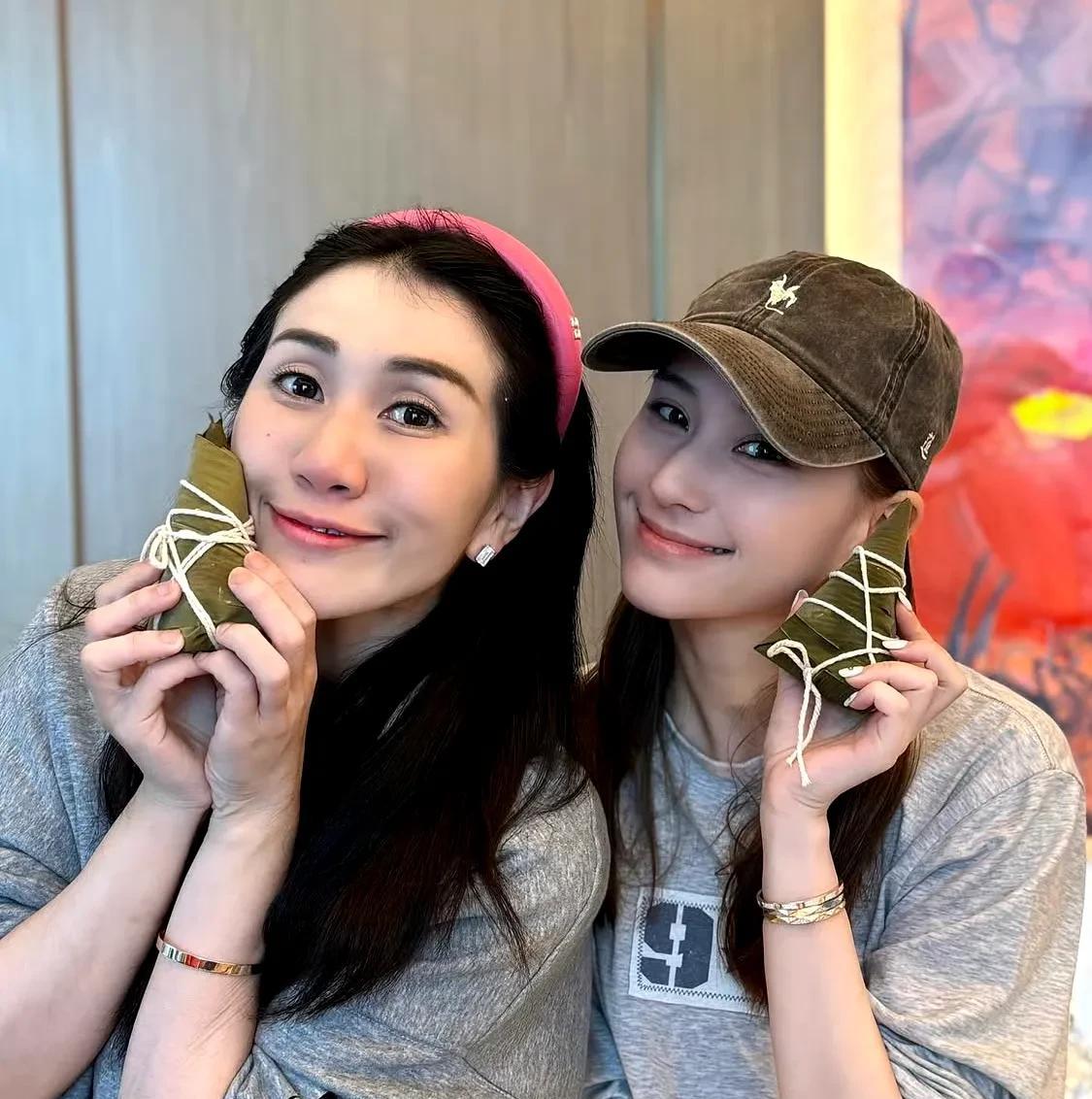 何超莲更新ins，晒出和姐姐何超盈一起包粽子过中秋的照片。看样子关系挺不错的呀，