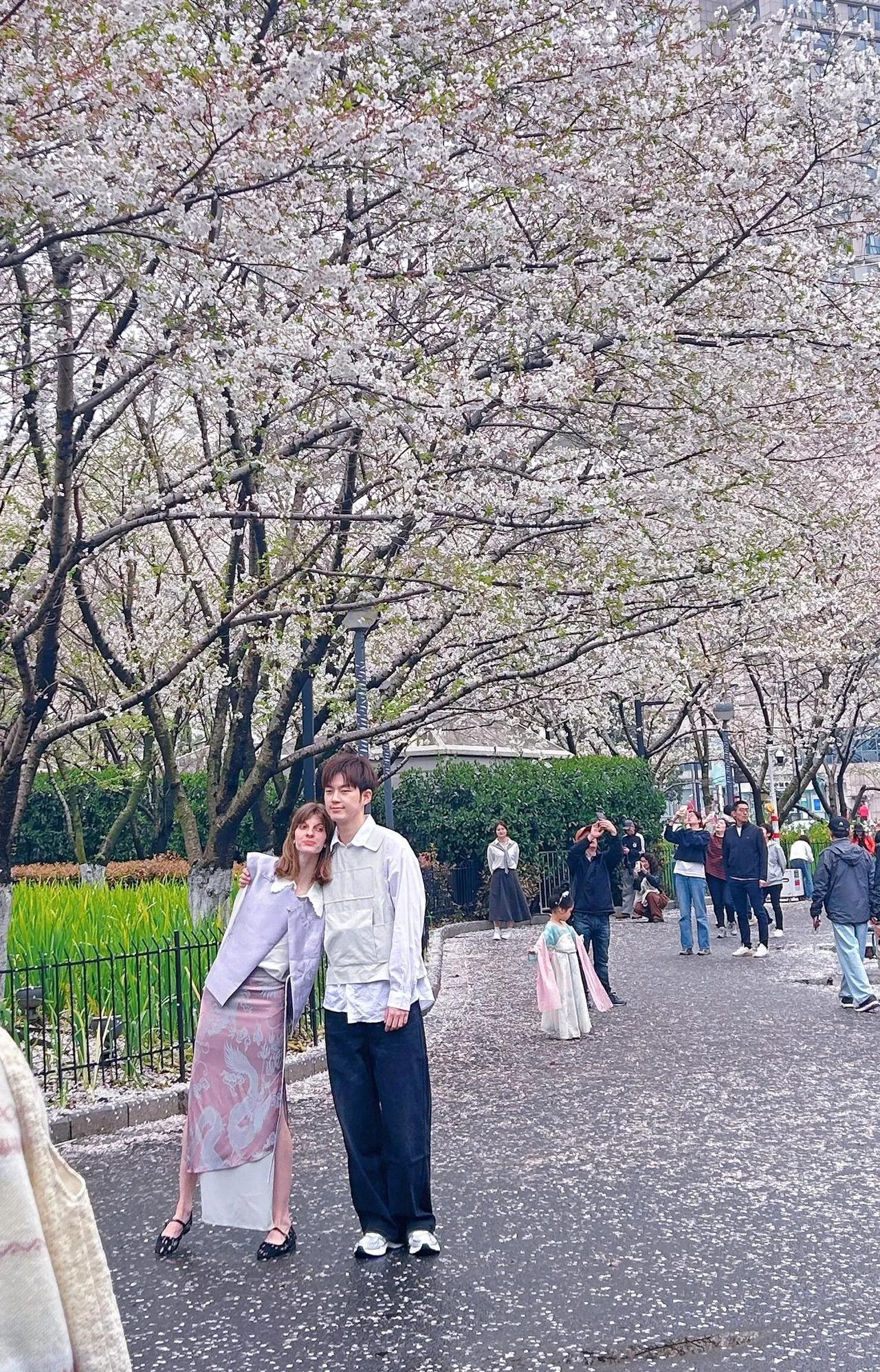 董力自己说他和妻子都不会深吻！已经没了这份激情！两个人在一起九年了，老夫老妻相处