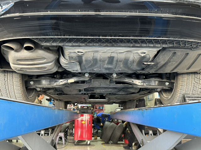 为什么还有人拿朗逸和速腾比
去倒胎正好旁边有一辆朗逸一起，就拍了照看看，悬架都不