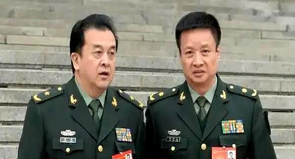 同样是军装照，为何黄宏肩扛五角星，阎维文却戴六角花？这背后藏着一场身份谜局。
两