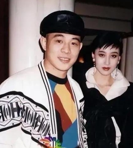 李连杰晒和老婆利智合照啦，利智那叫一个美，岁月好像没在她身上留痕迹，真让人羡慕。