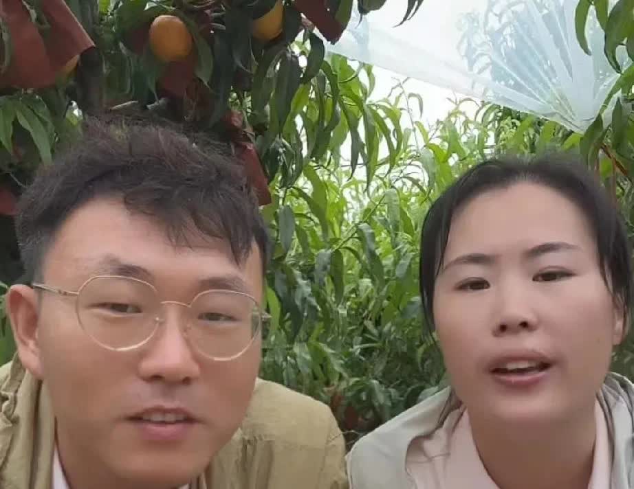 小红老公云飞说：先不着急要孩子，先挣钱养活一家人[赞]
直播间好多人说：赶紧生
