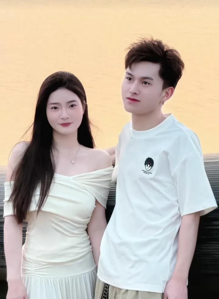 为晴启航，有人说比自己谈恋爱还甜。
         据小邓透露，他对凯小琴早有