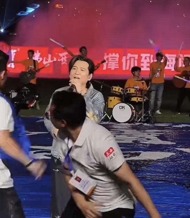 这口锅究竟该由谁来背，是现场工作人员还是摄影师？网上流传一段演出视频，摄影师正在