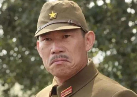 2004年底，《亮剑》开拍。因剧组资金紧缺请不起日本演员。在片场导演心急如焚地喊