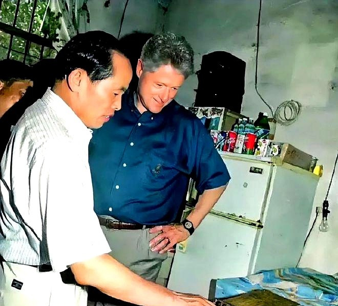 克林顿访华与中国入世











美国前总统克林顿访华，竟然对一个小卖