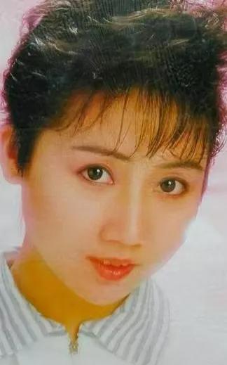 张德兰，1960年生于香港，本名张圆圆。70年代以童星出道，与汪明荃等组成“四朵