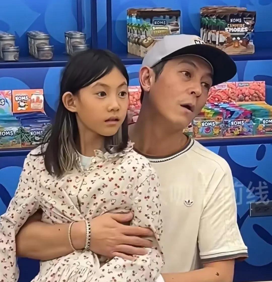 我很少夸小孩子，但是我敢说陈冠希女儿，将来长大了必定是个美女。而且是个有福相的美