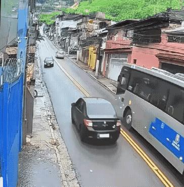 能避免的还是避免吧，干嘛非得要去撞一下呢，对人对己都不安全。