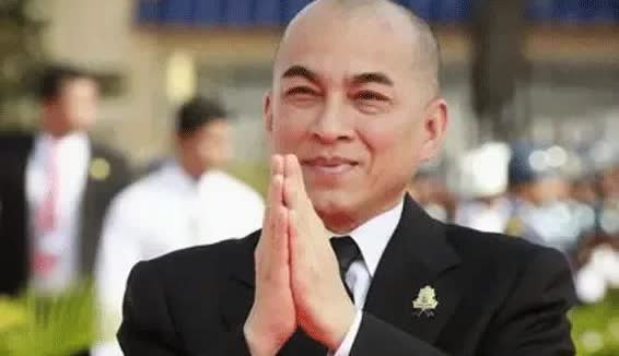 西哈莫尼是个聪明人，他知道柬埔寨是由洪森说的算，自己同父异母的哥哥都敌不过他，所