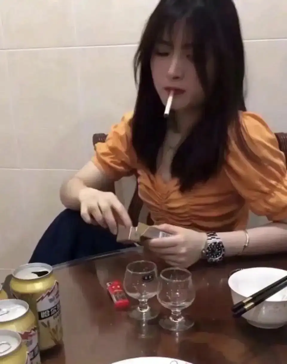 抽烟喝酒的女生，一定是坏女生吗