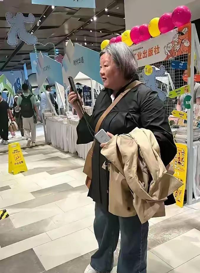 美丽的皮囊千篇一律，有趣的灵 魂万里挑一。说真的，以洪的门第阅历，当年大导演确实