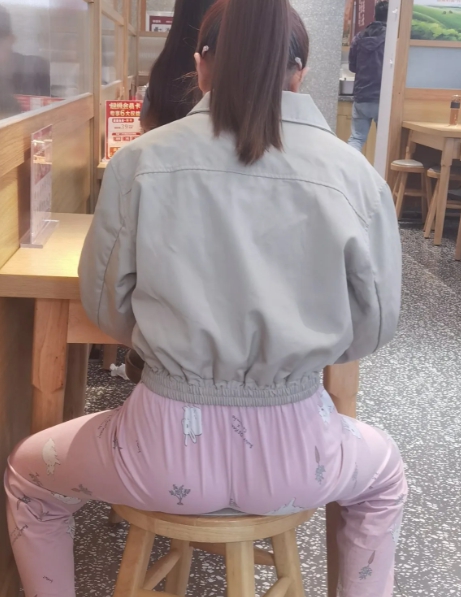 这是出来吃饭忘记换裤子了？