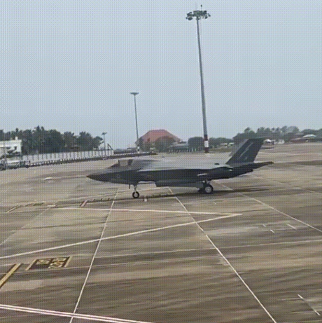 英国F-35B隐形战机已经停放33天了，特里凡得琅机场每天要收取停车费高达262