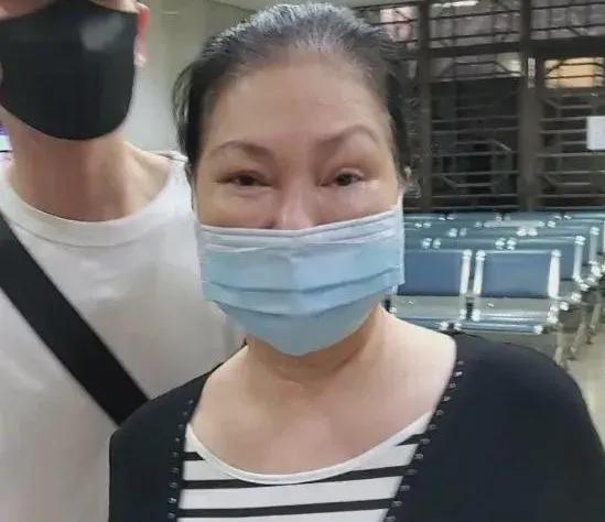 S妈现在的精神状态真的很不好判断！
你说她正常吧，
她不时的就要来上几句摸不着头