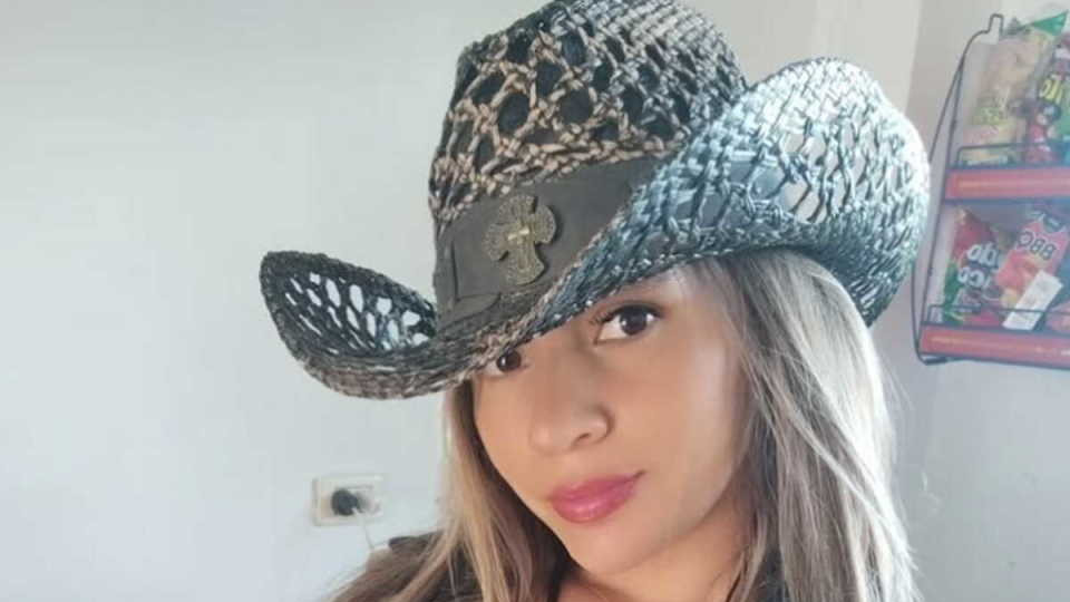 32岁哥伦比亚女歌手整形丧命，粉丝怒求彻查死因
