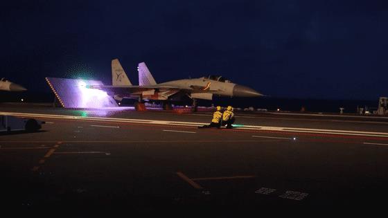 这是中国海军航母辽宁舰舰载战斗机歼15夜间起飞的动图，这张图片的出现意味着歼辽宁