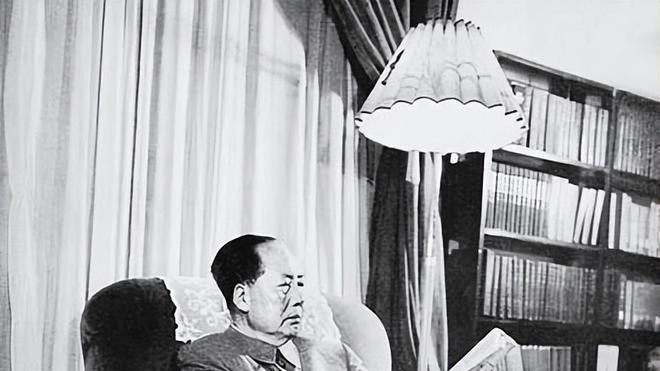 1956年开政治局会议，毛主席发脾气：我看有些人就是奴才当久了！