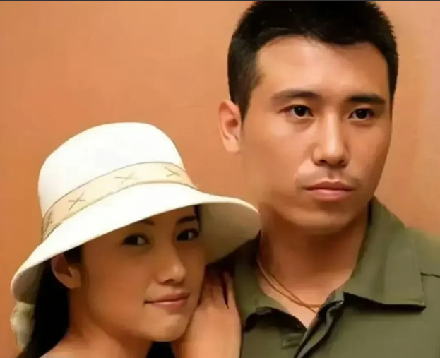 李乃文白发亮相饭局！娇妻首曝光气质出众，明星级美貌。