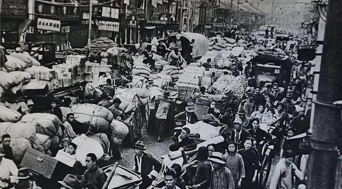 1937年南京大屠杀爆发之时，一个日本兵闯入了一对漂亮妯娌的家中，兄弟俩面对日本